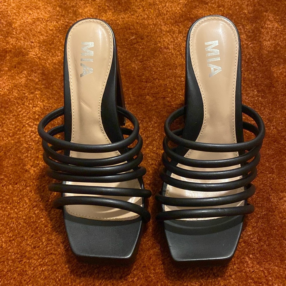 Mia | Black Chunky Heel Platform Sandal Size 7. Brand New!